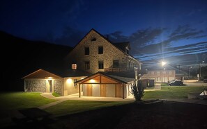 Exterior - Rental of 12 gîtes and 1 chalet that can accommodate 2 to 10 people. (ROCHESSON)