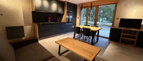 Tv och ett bordtennisbord