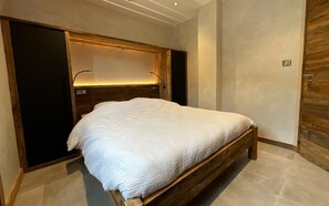 3 slaapkamers, een strijkplank/strijkijzer, internet