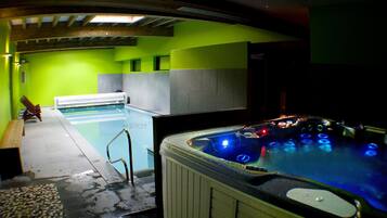 Una piscina techada, una piscina climatizada