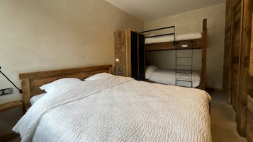 1 chambre, fer et planche à repasser, accès Internet