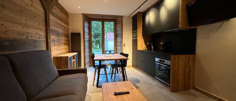 Tv, bordsfotboll och ett bordtennisbord