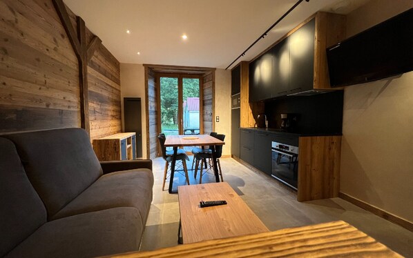 Télévision, baby-foot, table de tennis de table