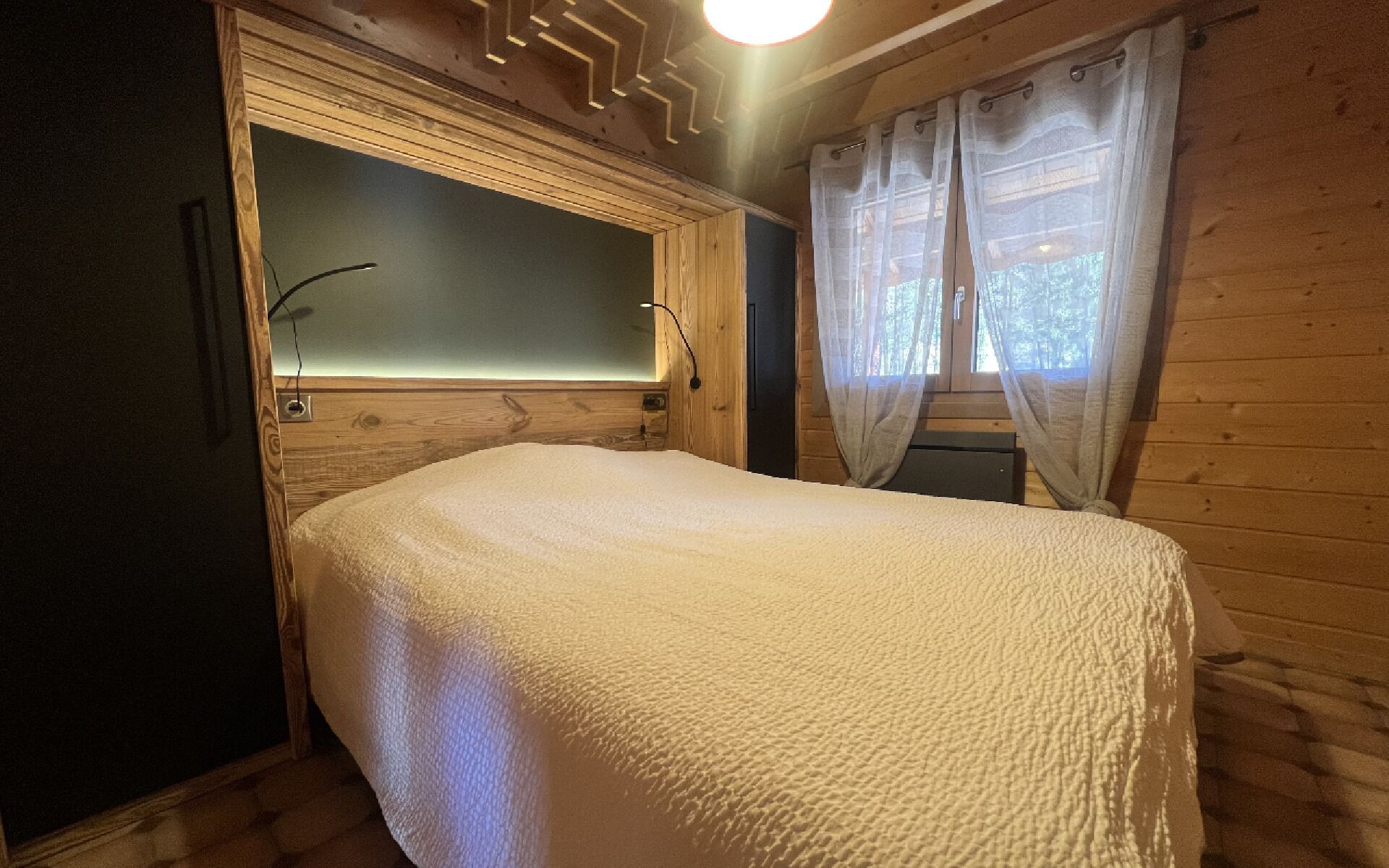 3 slaapkamers, een strijkplank/strijkijzer, internet