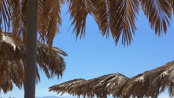 Vlak bij het strand, ligstoelen aan het strand