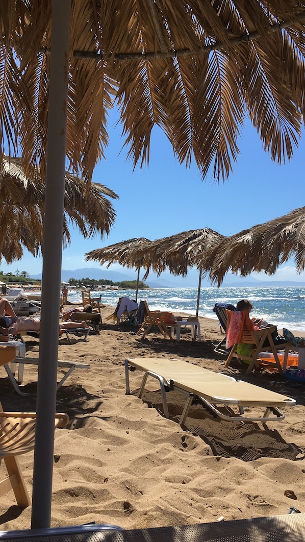 Perto da praia, espreguiçadeiras