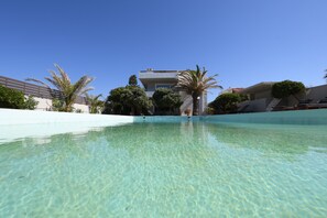 Piscine extérieure, chaises longues