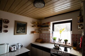 Réfrigérateur, un four, surface de cuisson, grille-pain