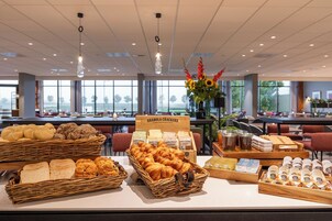 Se ofrece un desayuno bufé todos los días (por un coste adicional)