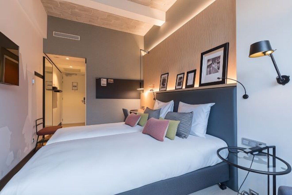 Premium bedding, desk, laptop workspace, WiFi (free)