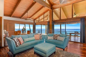 TV connectée, livres, chaîne hi-fi