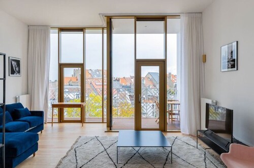 New 90 M2 self check in apartment in trendy st Gilles