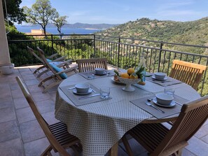 Outdoor dining - Charming villa between land and sea (Le Lavandou)