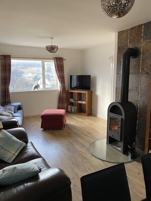 House, 2 Queen Beds | Living room