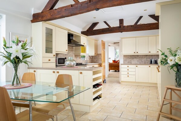 Casa, varias camas | Cocina privada | Frigorífico, microondas, horno y placa de cocina