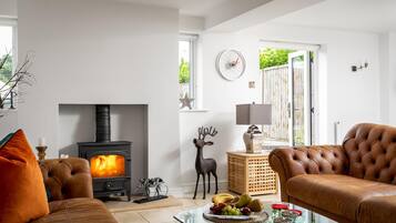 House, Multiple Beds | Living room | 30-inch TV with digital channels, fireplace