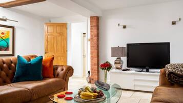 Rumah, Beberapa Tempat Tidur | Ruang keluarga | Televisi 30-inci dengan saluran TV digital dan perapian