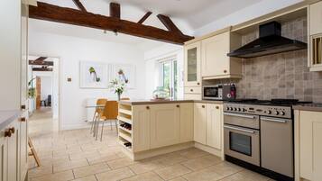 House, Multiple Beds | Private kitchen | Fridge, microwave, oven, stovetop