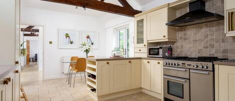 Rumah, Beberapa Tempat Tidur | Dapur pribadi | Lemari es, microwave, oven, dan kompor