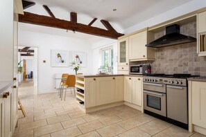 Casa, varias camas | Cocina privada | Frigorífico, microondas, horno y placa de cocina