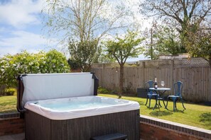 House, Multiple Beds | Property grounds - Cotswold Barn Conversion With Private Hot Tub (Pershore)