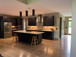 Refrigerador, microondas, horno y parrilla de estufa 