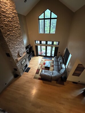 Smart TV, chimenea, videojuegos y reproductor de DVD 