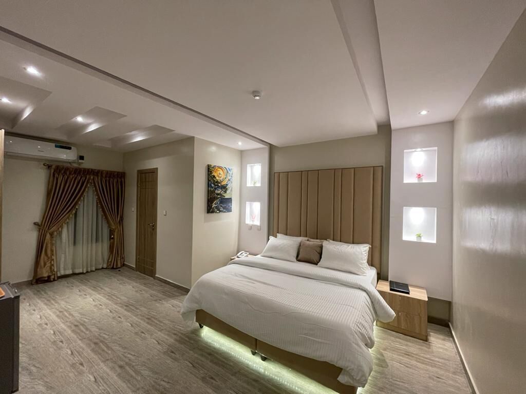 premium bedding, in-room safe, desk, laptop workspace