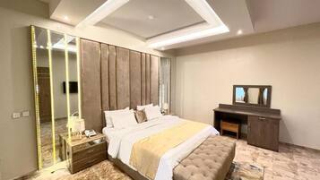 Premium bedding, in-room safe, desk, laptop workspace
