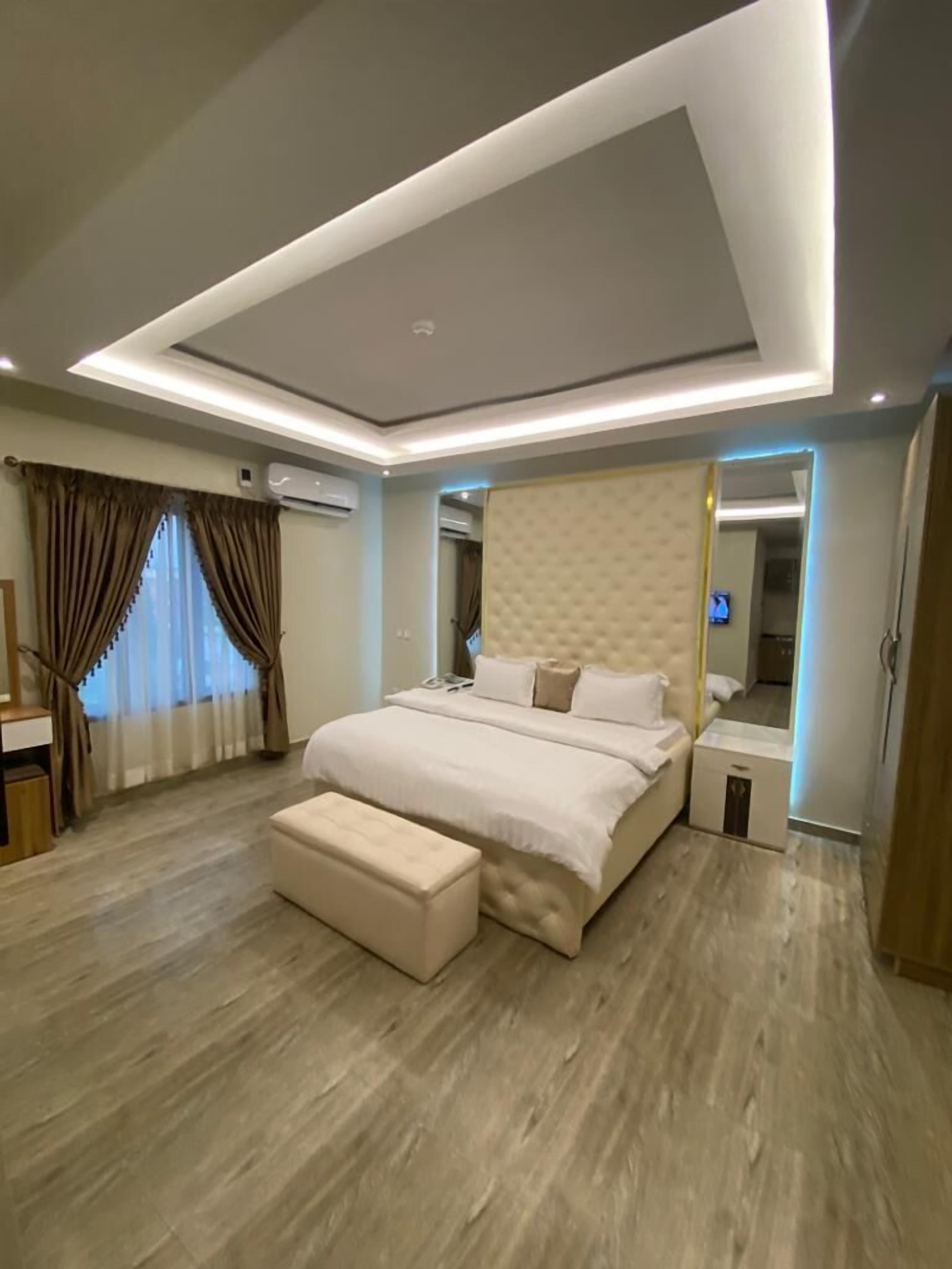 premium bedding, in-room safe, desk, laptop workspace