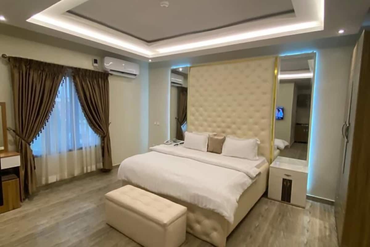 premium bedding, in-room safe, desk, laptop workspace