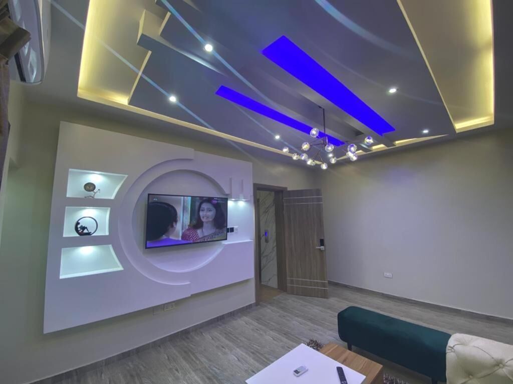 royal suite | premium bedding, in-room safe, desk, laptop workspace