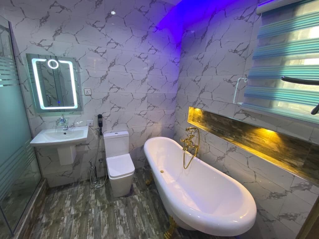 presidential suite | bathroom | shower, hydromassage showerhead, towels