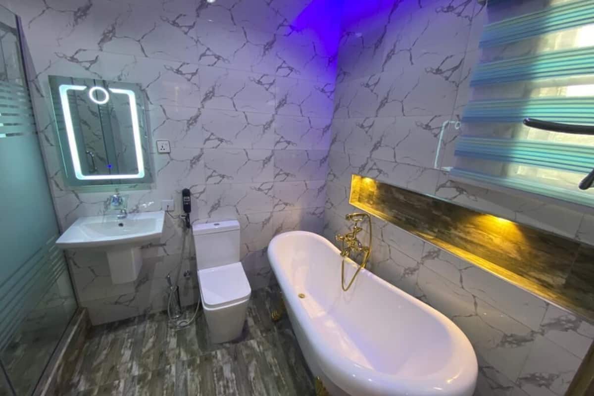 presidential suite | bathroom | shower, hydromassage showerhead, towels