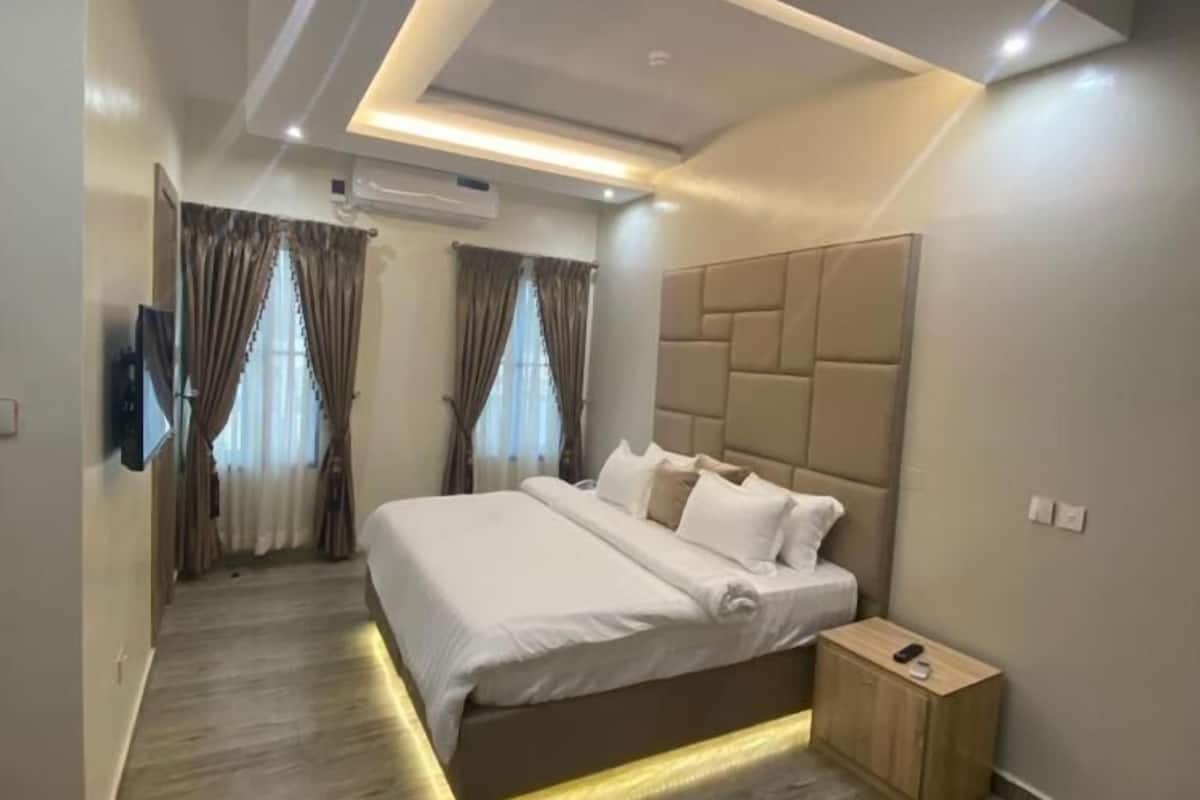 deluxe room, non smoking, ensuite | premium bedding, in-room safe, desk, laptop workspace