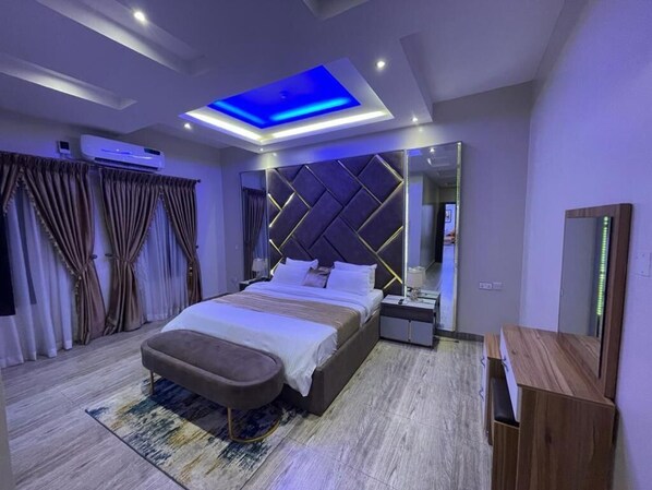 Literie de qualité, coffre-fort, bureau