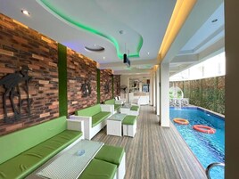 Una piscina al aire libre