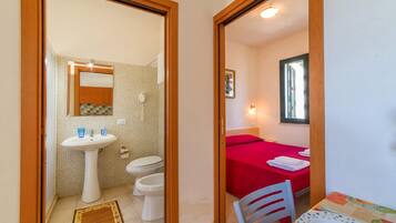 2 bedrooms, iron/ironing board, free internet