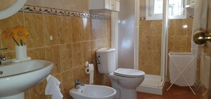 Dutxa, assecador de cabells, bidet i tovalloles