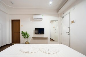 Deluxe Double Room | Desk, laptop workspace, blackout curtains, iron/ironing board - Mari Queen Hotel - Suong Nguyet Anh (Ho Chi Minh City)