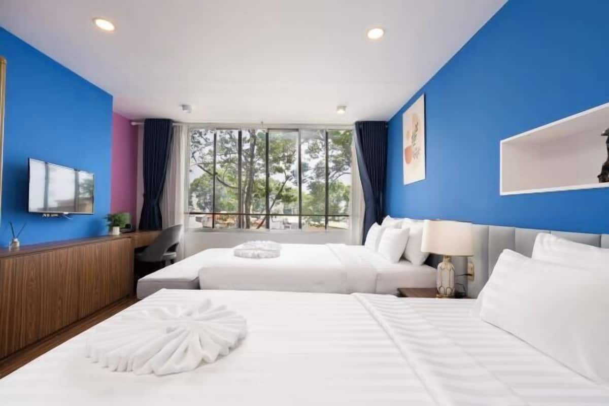 1 habitación, escritorio y espacio para trabajar con laptop