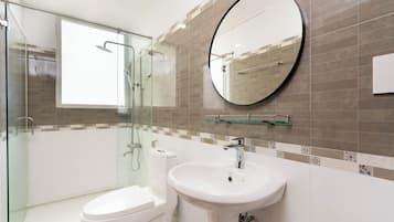 Deluxe Triple Room | Bathroom | Shower, rainfall showerhead, free toiletries, hair dryer