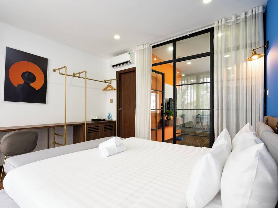Executive Studio Suite | Desk, laptop workspace, blackout drapes, iron/ironing board