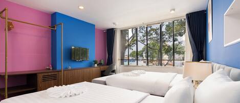 Escritorio, espacio para trabajar con laptop y cortinas blackout