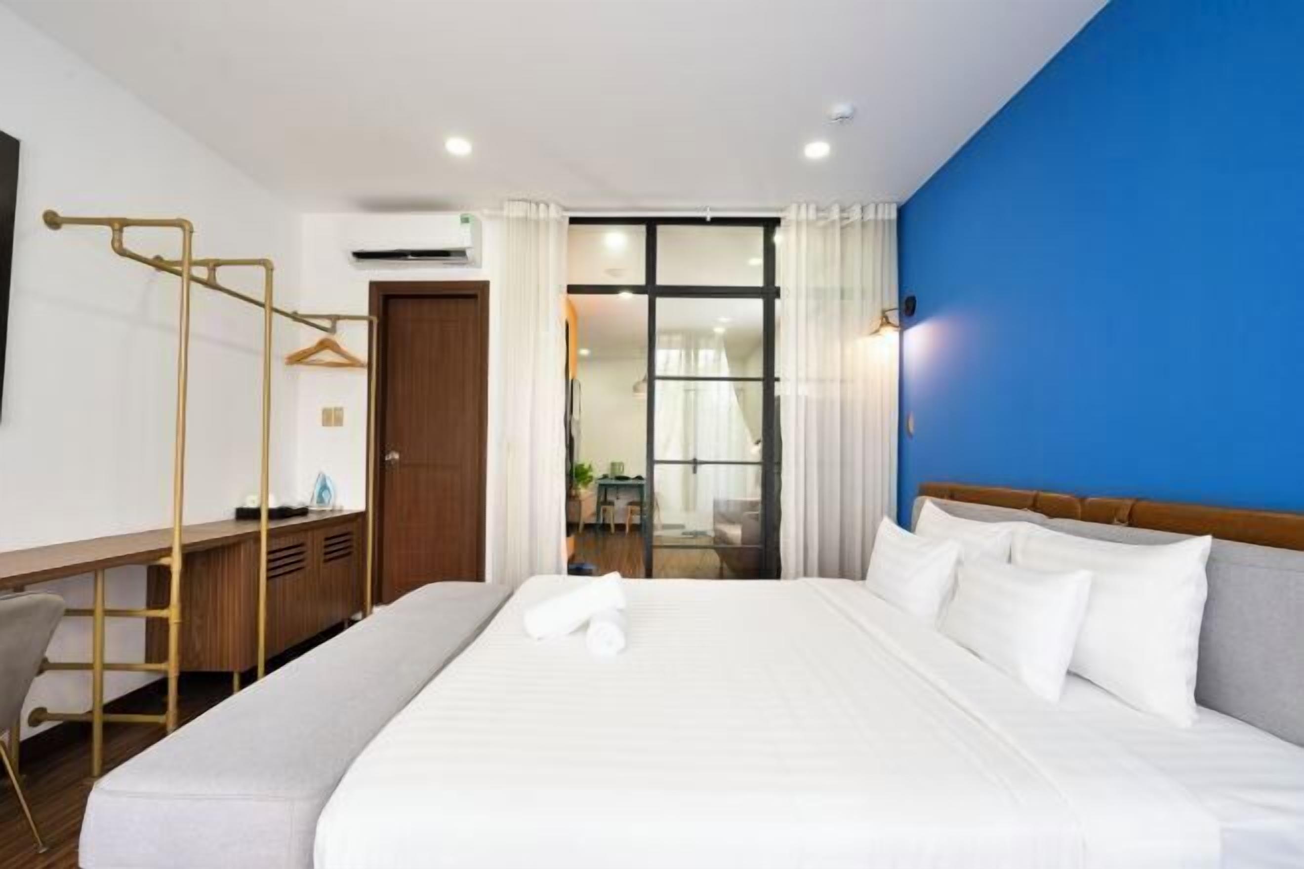 Escritorio, espacio para trabajar con laptop y cortinas blackout 