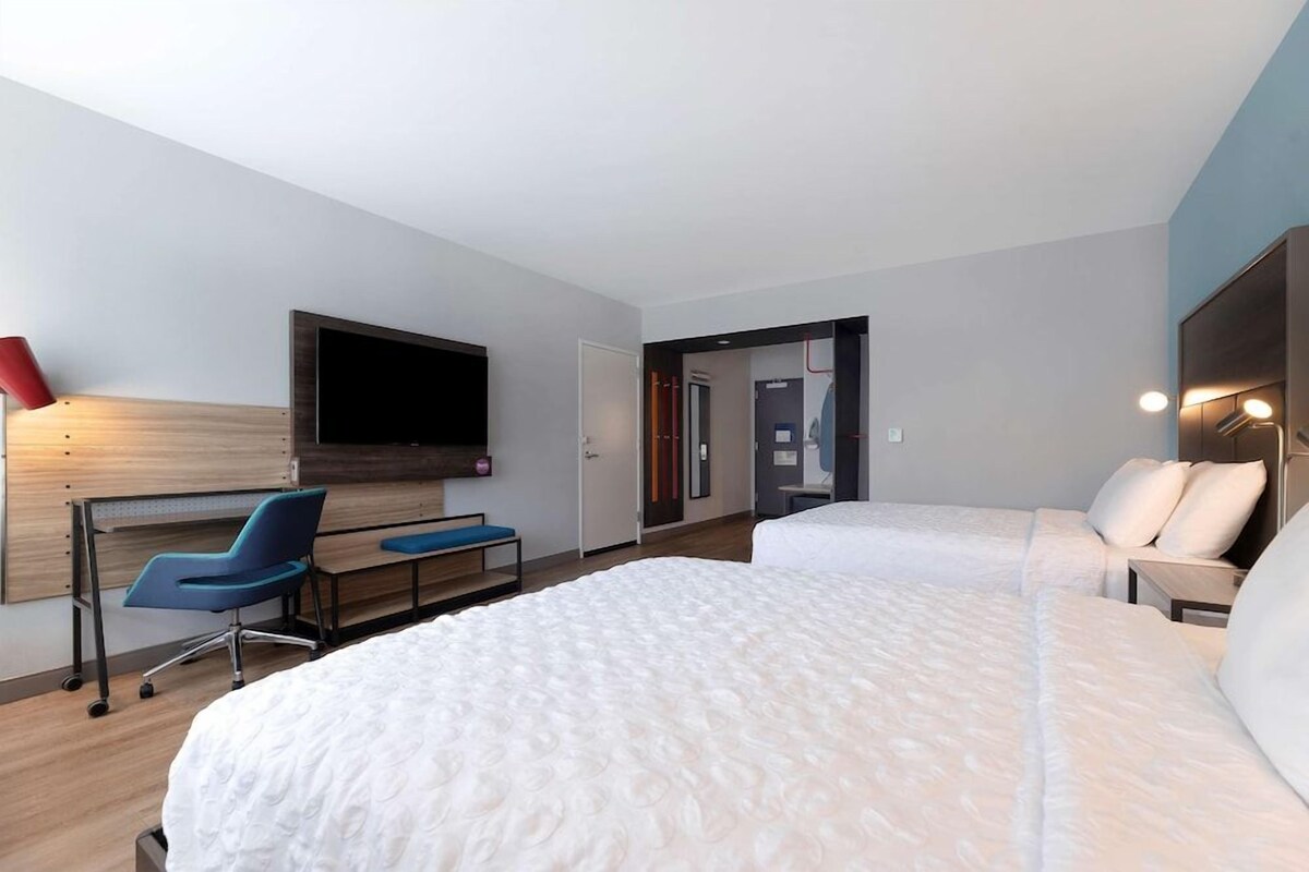 Espacio para trabajar con laptop, wifi gratis y ropa de cama