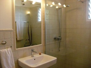 Combined shower/tub, hair dryer, towels, toilet paper - Beautiful villa & pool in Pollensa 8 pax (Pollensa)