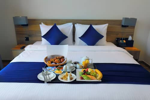 Executive Room (includes 25% off F&B) | Premium bedding, pillow-top beds, minibar, in-room safe