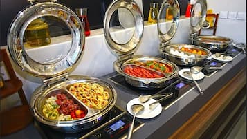 每日供應自助早餐 (每人 AED35)