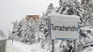 A sign with the text "Turracherhöhe" in a snowy landscape. - Chalet Royal with in-house wellness and large living room, large new balcony #23 (Turrach)